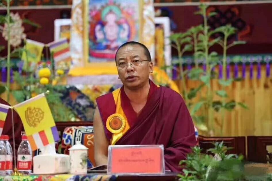 དེང་སྐབས་བོད་ནང་ཆོས་ཕྱོགས་ཀྱི་ཕྱག་ལས་གཟེངས་སུ་ཐོན་པ་གནང་མཁན་སེར་བྱེས་མཁས་སྙན་གྲྭ་ཚང་གི་དགེ་བཤེས་ལྷ་རམས་པ་གྲགས་ཆེན་འཇམ་དཔལ་བློ་ཤེས་ལགས་སྐུ་ཚེ་མ་ཟིན་པའི་ཡིད་སྐྱོའི་གནས་ཚུལ་འདུག