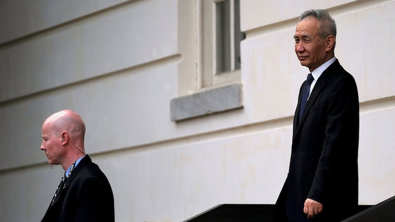 2019年5月9日,中方谈判代表刘鹤离开美国贸易代表办公室。(路透社)