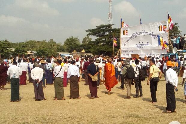 သာသနာရေးနဲ့ ယဉ်ကျေးမှုဝန်ကြီး သူရဦးအောင်ကို နုတ်ထွက်ပေးဖို့ နေပြည်တော် ဥတ္တရသီရိမြို့နယ်က ဘောလုံးကွင်းမှာ မေလ ၂ဝ ရက်နေ့က တောင်းဆိုဆန္ဒပြခဲ့စဉ်