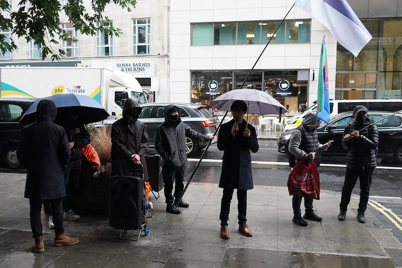 同日下午,约10名香港示威者冒着大雨在伦敦一间五星级酒店外示威,抗议香港驻伦敦经贸办在酒店内举行一个有关香港法律及法治的研讨会。 (RFA图片)