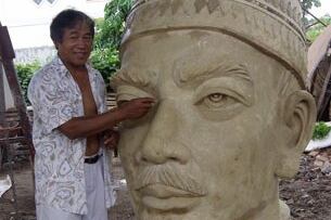ການລໍ່ຫລອມ ພຣະໂບຣົມມະຮູບ ຂອງພຣະເຈົ້າ ອານຸວົງ ກະສັຕລາວ ໃນສັຕວັດທີ 19 ໂດຍມີນາຍຊ່າງ ເປັນຄົນລາວ.