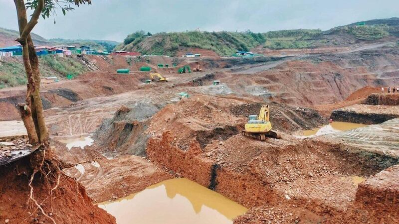 ကချင်ပြည်နယ် ဖားကန့်မြို့နယ်မှ ကျောက်တူးဖော်နေသည့် လုပ်ငန်းခွင်တစ်နေရာအား တွေ့ရစဥ်။ (Photo: Citizen Journalist)