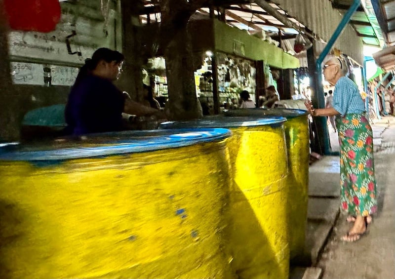 ရန်ကုန်မြို့တွင် စားအုန်းဆီကို စာအုပ်နှင့် တန်းစီထုတ်ယူနေသည်ကို ၂၀၂၄ ခုနှစ်၊ စက်တင်ဘာလ ၄ ရက်နေ့က တွေ့ရစဥ်။ (Photo: RFA)