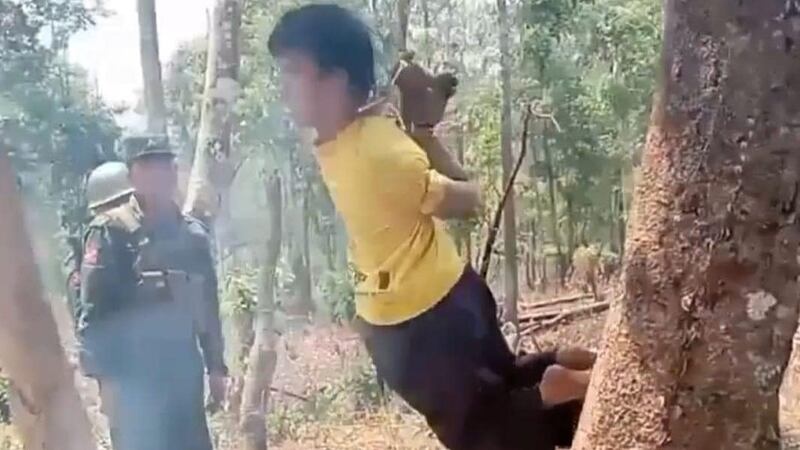 လူမှုကွန်ရက်စာမျက်နှာတွင် ပျံ့နှံ့နေသည့် မီးမြှိုက်ပြီး စစ်ဆေးခံနေရသည့် အရပ်သားတစ်ဦးအား တွေ့ရစဉ်။ (Photo: Citizen Journalist)