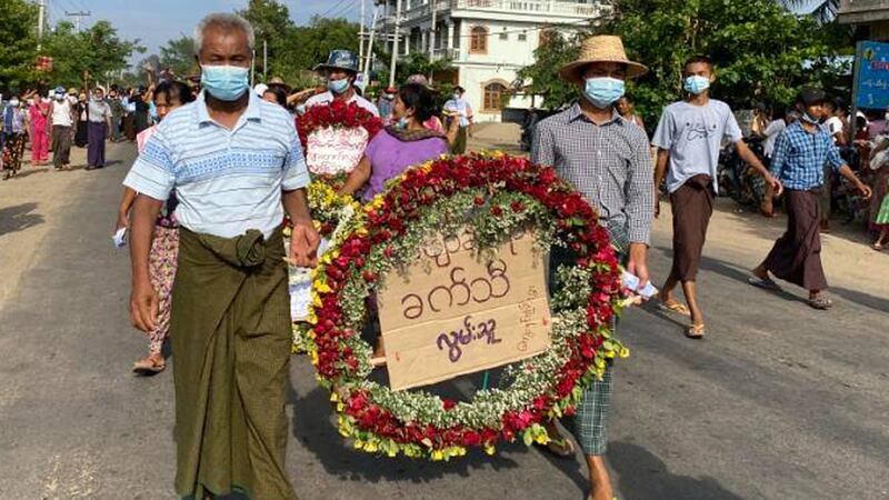 ၂ဝ၂၁ ခုနှစ် မေလ ၉ ရက်နေ့က စစ်ကိုင်းတိုင်း ပုလဲမြို့တွင် စစ်ကောင်စီတပ်ရဲ့ ဖမ်းဆီးခံရပြီးနောက် သေဆုံးခဲ့ရသည့် ကဗျာဆရာ ခက်သီ ခေါ် ကိုဇော်ထွန်း၏ ဈာပန။ (Photo: RFA)