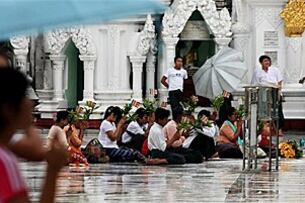 ူမန်မာ့ ဒီမိုကရေစီ ခေၝင်းဆောင် ဒေၞအောင်ဆန်းစုုကည်၏ ၆၄ိံြစ်ေူမာက် မြေးနေႛအတြက် ေ႟တြိဂုံစေတီပေၞတြင် ဇြန်လ ၁၉ရက်နေႛက အမဵိြးသား ဒီမိုကရေစီအဖြဲႚခဵြပ်မြ အဖြဲႚဝင်မဵား ဆုတောင်း မေတ္ဇာပိုႛနေပုံ ူဖစ်ပၝသည်။ (Photo: AFP)
