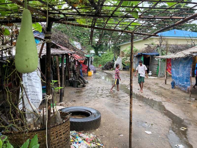ဟိန္ဒူဒုက္ခသည်များနေထိုင်ကြသည့် မောင်တောမြို့မအရှေ့(၄)ရပ်ကွက်မှ တာပေါ်လင်စအမိုးအကာနဲ့ တဲအိမ်ငယ်များကို ၂၀၂၃ ခုနှစ် စက်တင်ဘာ ၁၄ ရက်နေ့က တွေ့ရစဉ်။ (Photo: RFA)