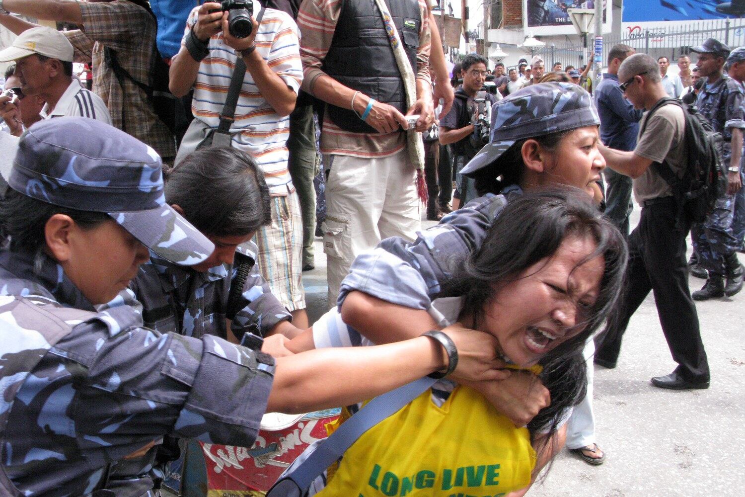 བལ་ཡུལ་ཉེན་རྟོག་པས་བོད་མི་ལས་འགུལ་བ་འཛིན་བཟུང་བྱེད་བཞིན་པ། ༢༠༠༨།༨།༡༤