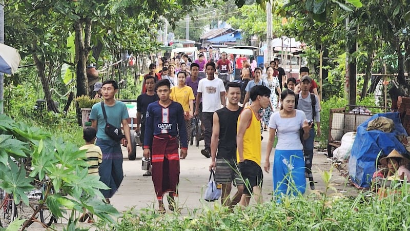 ရန်ကုန်တိုင်း၊ လှိုင်သာယာမြို့နယ်ရှိ အထည်ချုပ်စက်ရုံတစ်ခုမှ အလုပ်သမားများအား ၂၀၂၃ ခုနှစ်၊ စက်တင်ဘာလ ၁၃ ရက်နေ့က တွေ့ရစဉ်။ (Photo: RFA)