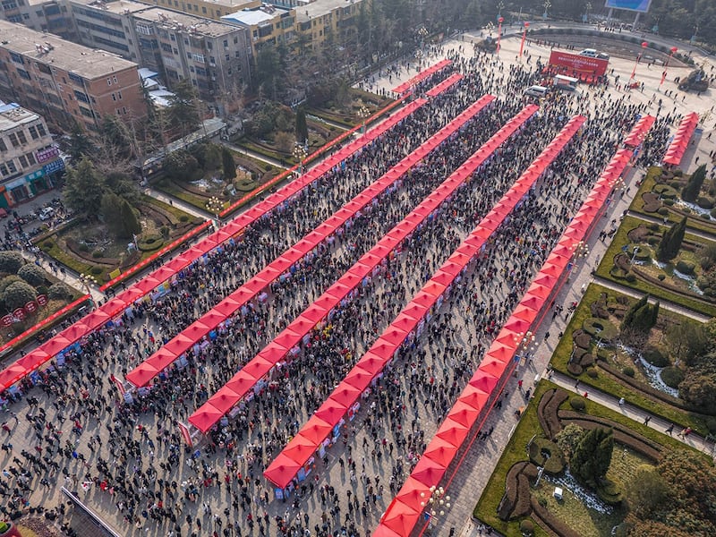 2024年2月25日,河南郑州一场招聘会上的人流。(法新社)