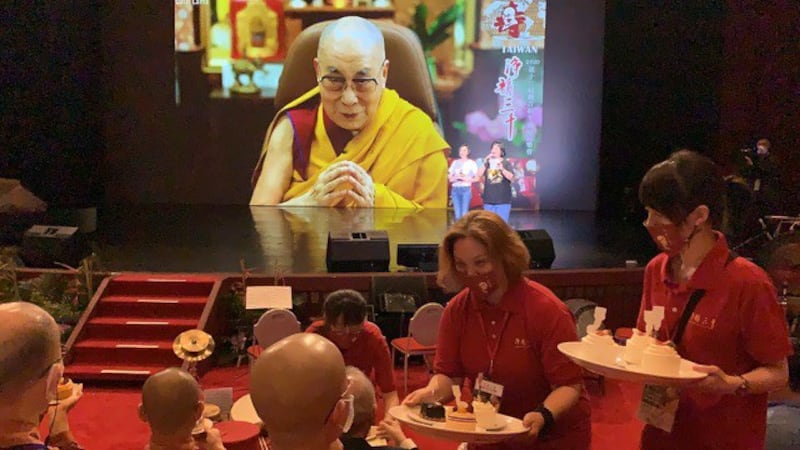 西藏精神领袖第14世达赖喇嘛，5日在印度达兰萨拉，与台湾上千名佛教徒，透过视讯弘法庆寿。（记者夏小华摄）