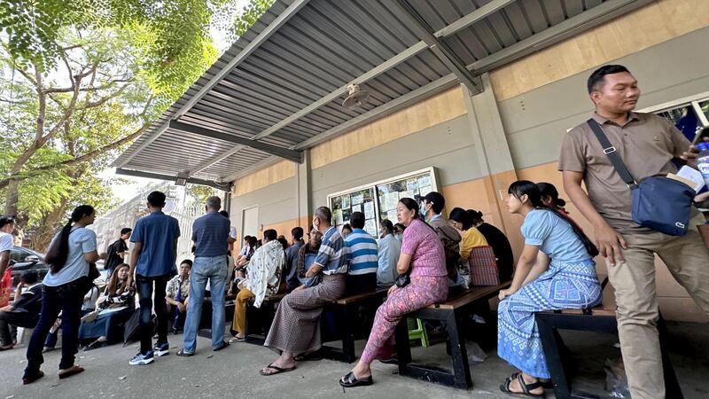 ရန်ကုန်မြို့ရှိ ထိုင်းသံရုံးရှေ့တွင် ပြည်ဝင်ခွင့်ဗီဇာ လျှောက်ထားရန် စောင့်ဆိုင်းနေသူများအား ၂၀၂၄ ခုနှစ်၊ ဖေဖော်ဝါရီလ ၁၅ ရက်နေ့က တွေ့ရစဉ်။ (Photo: RFA)