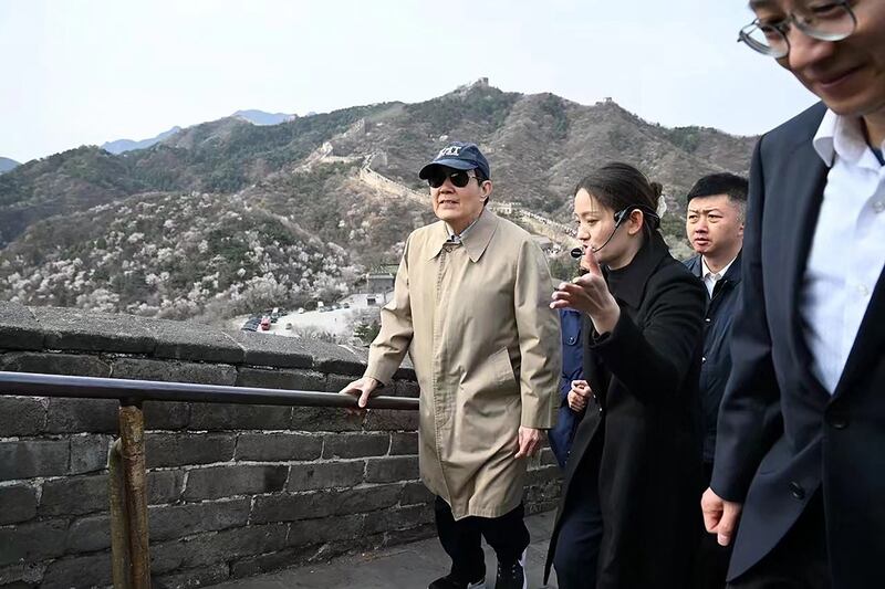 马英九周二(9日)前往八达岭长城参观高唱「长城谣」时一度哽咽。(Ma Ying-jeou Foundation / AFP)