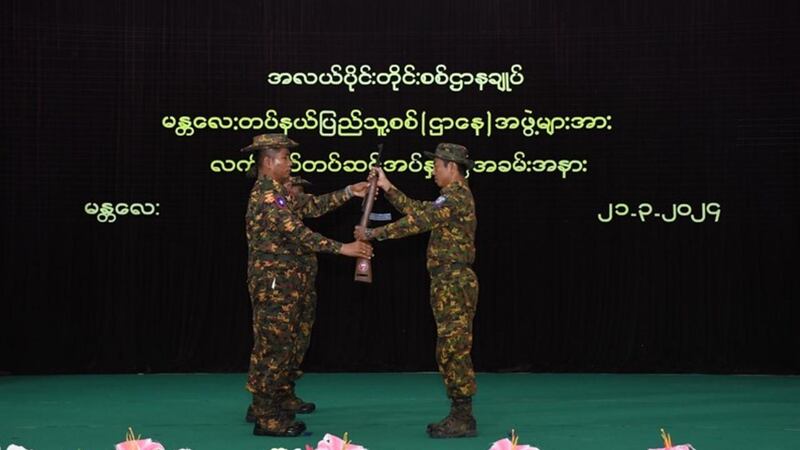 မန္တလေးမြို့ ပြည်သူ့စစ် တပ်ဖွဲ့ဝင်များအား လက်နက်များပေးအပ်တပ်ဆင်နေသည်ကို ၂၀၂၄ ခုနှစ်၊ မတ်လ ၂၁ ရက်နေ့က ထုတ်ပြန်ထားစဥ်။ (Photo: Citizen Journalist)