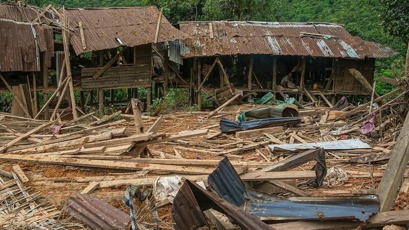 ဖရူဆိုမြို့နယ် လိခူပရာကျေးရွာမှ လေကြောင်းတိုက်ခိုက်ခံရသဖြင့် ပျက်စီးသွားသည့် နေအိမ်အချို့အား ၂၀၂၃ ခုနှစ်၊ ဇွန်လ ၂၃ ရက်နေ့က တွေ့ရစဉ်။ (Photo: Karenni Voice)