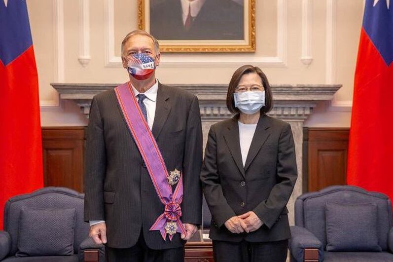 ཨ་རིའི་ཕྱི་སྲིད་དྲུང་ཆེ་ཟུར་པ་མཡིཀ་པོམ་པེའོ་དང་ཐེ་ཝན་གྱི་སྲིད་འཛིན་ལྕམ་ཚད་དབྱིང་འོན།
