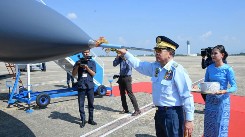 ၂၀၂၃ ခုနှစ် ဒီဇင်ဘာလ ၁၅ ရက်နေ့မှာ ပြုလုပ်သည့် တပ်မတော် (လေ) ဖွဲ့စည်းတည်ထောင်မှု (၇၆) နှစ်မြောက် နှစ်ပတ်လည်နေ့ အထိမ်းအမှတ် လေယာဉ်များ တပ်တော်ဝင်ခြင်း အခမ်းအနားတွင် ကာကွယ်ရေးဦးစီးချုပ် ဗိုလ်ချုပ်မှူးကြီး မင်းအောင်လှိုင်အား တွေ့ရစဉ်။ (Photo : Myanmar Military)