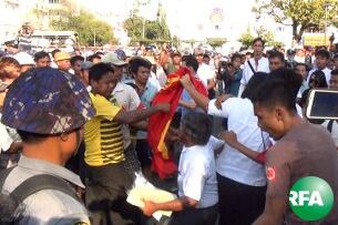 ရန်ကုန်မြို့တော်ခန်းမရှေ့မှာ မတ်လ ၅ ရက်နေ့က လက်ပတ် အနီဝတ်ထားတဲ့သူတွေနဲ့ ကျောင်းသား၊ အရပ်သားတချို့ ရုန်းရင်းဆန်ခတ်ဖြစ်ပွားစဉ်