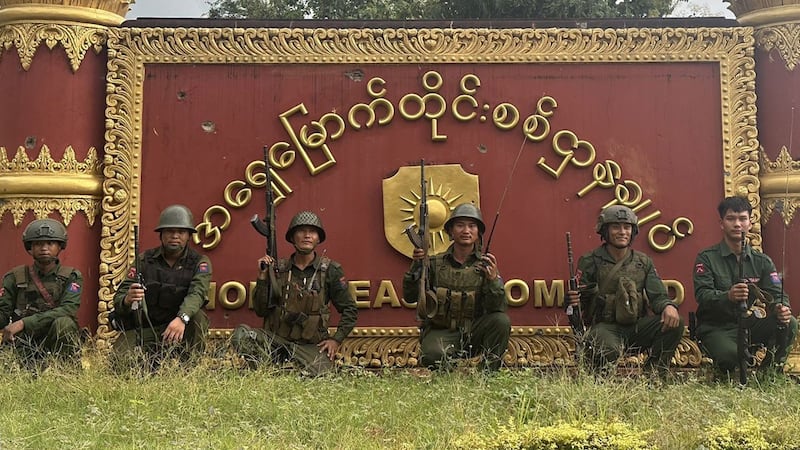 ၂၀၂၄ ခုနှစ်၊ သြဂုတ်လ ၃ ရက်နေ့တွင် အရှေ့မြောက်တိုင်းစစ်ဌာနချုပ်ကို ကိုးကန့်တပ်မတော် (MNDAA) နှင့် ပူးပေါင်းတပ်ဖွဲ့ သိမ်းယူပြီးချိန် MNDAA တပ်ဖွဲ့ဝင်အချို့အား တွေ့ရစဉ်။ (Photo : Facebook/ 果敢资讯网)