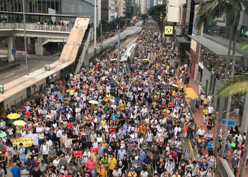 2019年4月28日,为了反对香港的《逃犯条例》修订草案,由民间人权战线等组织发起了有13万港人走上街头的游行示威。(粤语组/ 刘少风 摄)