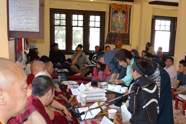 ཉེ་ཆར་བོད་དོན་ཆེད་རང་ལུས་མེར་སྲེག་མཁན་འཕྲིན་ལས་རྣམ་རྒྱལ་ལགས་ཀྱི་ཆེད་ཁེ་ན་ཌར་མཆོད་འབུལ་གནང་བ། ཕྱི་ལོ་༢༠༡༤ཟླ་༤ཚེས་༡༩།