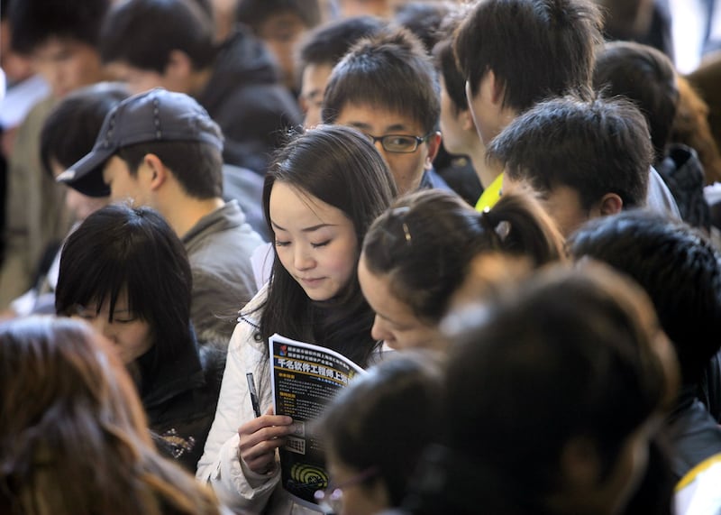 参加职业招聘会的中国大学生(美联社资料图)