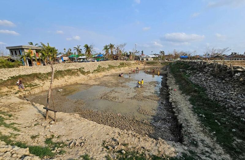 ရသေ့တောင်မြို့၊ ပြည်တော်သာကန်နှင့် မိုးရေဝင်ထားသည့်ကန်အချို့တွင် ညနေပိုင်း ရေခပ်ဆင်းနေကြသည်ကို ၂၀၂၃ ခုနှစ်၊ မေလ ၂၅ ရက်က တွေ့ရစဉ်။ Photo: RFA
