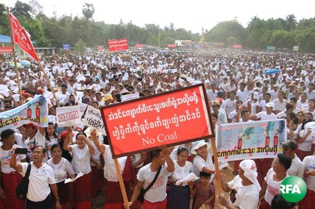 အံဒင်ကျေးရွာမှာ တည်ဆောက်မယ့် ကျောက်မီးသွေးသုံး လျှပ်စစ်ဓာတ်အားပေးစက်ရုံစီမံကိန်း ဖျက်သိမ်းပေးဖို့ ၂ဝ၁၆ ခုနှစ် မေလ ၅ ရက်နေ့ က ဒေသခံတွေ ကန့်ကွက်ဆန္ဒပြစဉ်