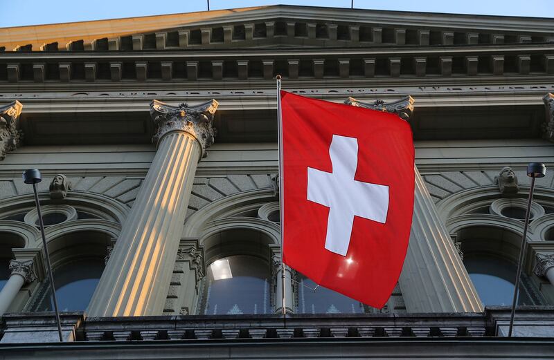 瑞士伯尔尼的议会和政府所在地联邦宫 (Bundeshaus) 飘扬着瑞士国旗。(路透社)