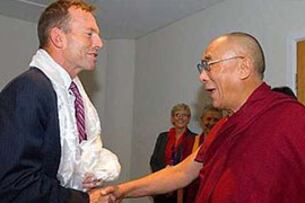 ཊོ་ནི་ཨེ་སྦོཊ་ཡིས་༸གོང་ས་མཆོག་ཨོ་སི་ཊེ་ལི་ཡའི་ནང་ཆིབས་བསྒྱུར་བསྐྱངས་སྐབས་མཇལ་འཕྲད་ཞུས་ཡོད་པ།