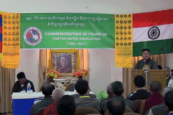 དྷ་སར་བོད་གངས་ཅན་ཆོལ་གསུམ་ཆིག་བསྒྲིལ་ཚོགས་པ་དབུ་བརྙེས་ནས་མི་ལོ་ལྔ་བཅུ་འཁོར་བའི་དུས་དྲན་མཛད་སྒོ་གནང་བཞིན་པ། ཕྱི་ལོ་༢༠༡༤ཟླ་༤ཚེས་༢༣།