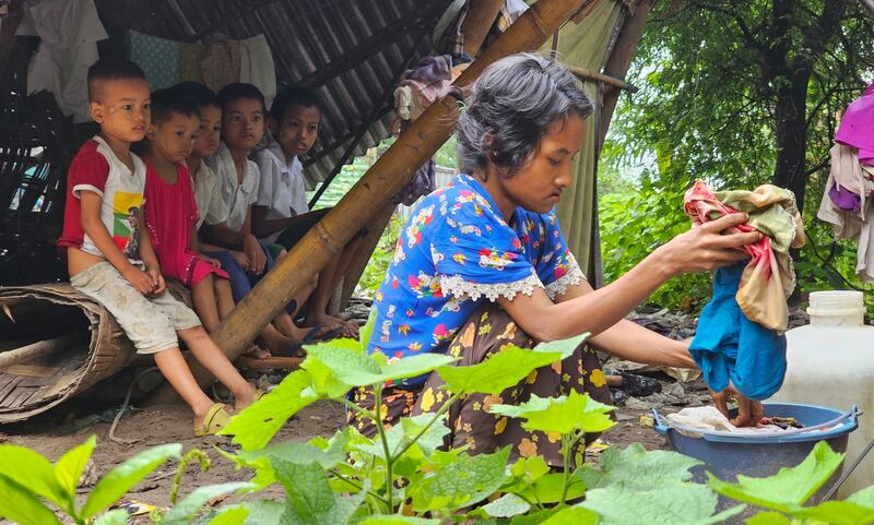 ကလေးတွေရဲ့ အ၀တ်ကိုလျှော်ဖို့ ဒေါ်အိအိစိုး ပြင်ဆင်နေစဉ်။ (Photo : RFA)
