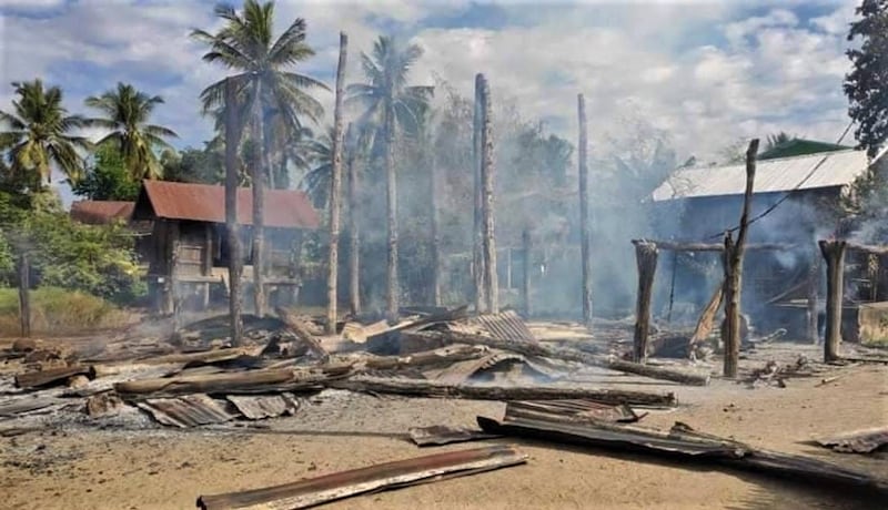 ၂၀၂၂ ခုနှစ် နိုဝင်ဘာ ၁၂ ရက်နေ့ မနက်ပိုင်းက ရှမ်းကုန်းကျေးရွာရှိ နေအိမ်ငါးလုံး မီးလောင်မြင်ကွင်းများ။ (ဓာတ်ပုံ - ကျွန်းလှတက်ကြွလှုပ်ရှားသူများအဖွဲ့)