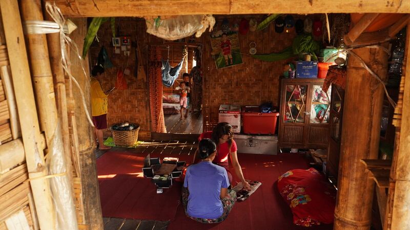မိတ်ကပ်ပြင်ဆင်ပေးနေသည့် ရှမ်းပြည်နယ် ညောင်ရွှေမြို့နယ် အင်းလေးဒေသမှ လိင်စိတ်ခံယူမှုကွဲပြားသူ ဖယောင်းကို ၂၀၂၃ ခုနှစ် မေလ ၂၂ ရက်နေ့က တွေ့ရစဉ်။ (Photo: RFA)