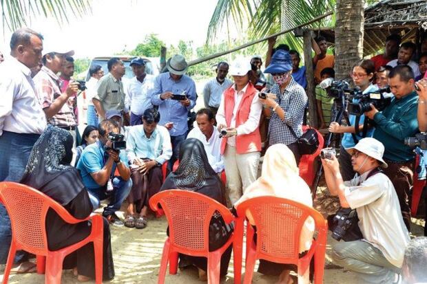 မောင်တောမြို့နယ်ရှိ ကျေးရွာတစ်ရွာမှာ ဒေသခံအမျိုးသမီးတွေနဲ့ တွေ့ဆုံပြီးသတင်းယူနေတဲ့ ပြည်တွင်းပြည်ပ မီဒီယာသမားတွေကို မတ်လ ၃ဝ ရက်နေ့က တွေ့ရစဉ်