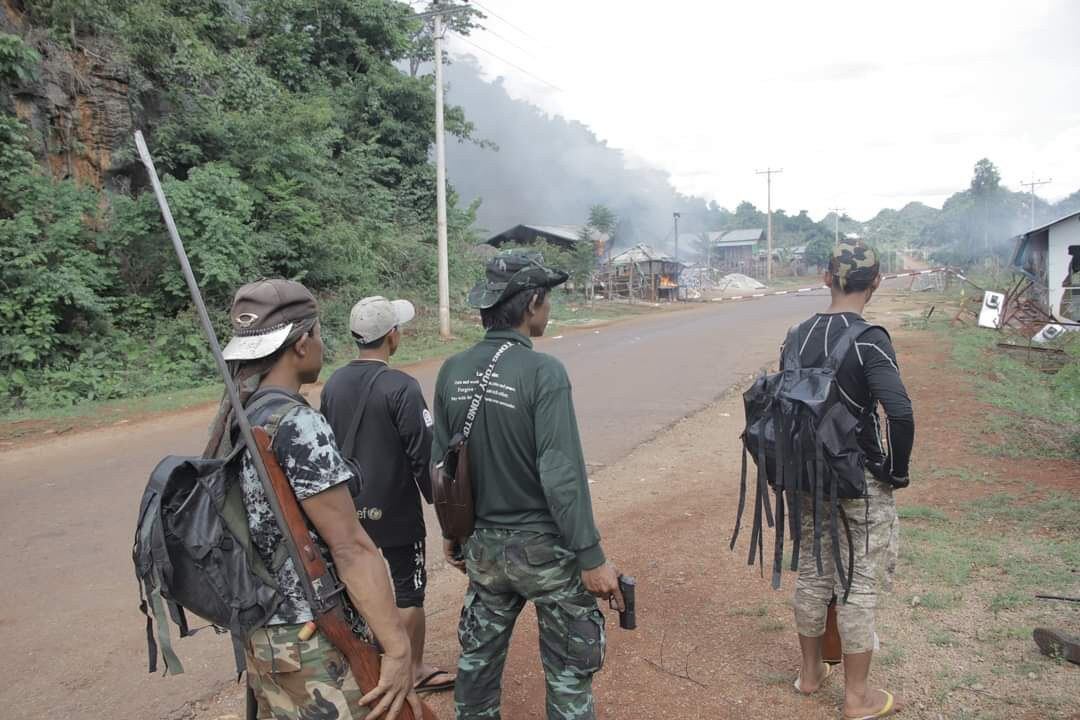 ကယားပြည်နယ် ဒီးမော့ဆိုမြို့နယ် ဒေါတဝီဂိတ်မှာ ဒေသကာကွယ်ရေးတပ်တွေနဲ့ စစ်ကောင်စီ တပ်ဖွဲ့ဝင်တွေ ၂၀၂၁ မေလ ၂၂ရက်နေ့က တိုက်ပွဲဖြစ်ပွားစဉ်