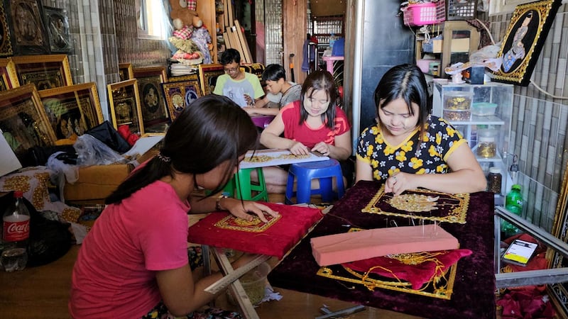 ရန်ကုန်တိုင်း၊ မြောက်ဥက္ကလာပမြို့နယ် ရိုးရာနွယ် မြန်မာ့ရိုးရာ ရွှေချည်ထိုးလုပ်ငန်းခွင်ကို ၂၀၂၄ ခုနှစ်၊ မတ်လ ၁၂ ရက်နေ့က တွေ့ရစဉ်။ (Photo: RFA)