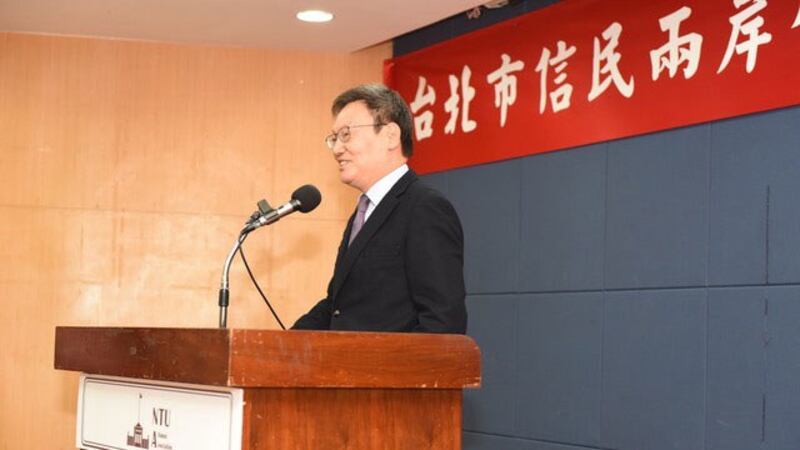 “九二共识、一中各表”说法的发明人苏起,也参与信民两岸协会的成立大会。他在台下聆听曹兴诚批这说法是“胡说八道”,只有微笑,两人没有进一步言辞交锋。(台北市信民两岸研究协会提供)