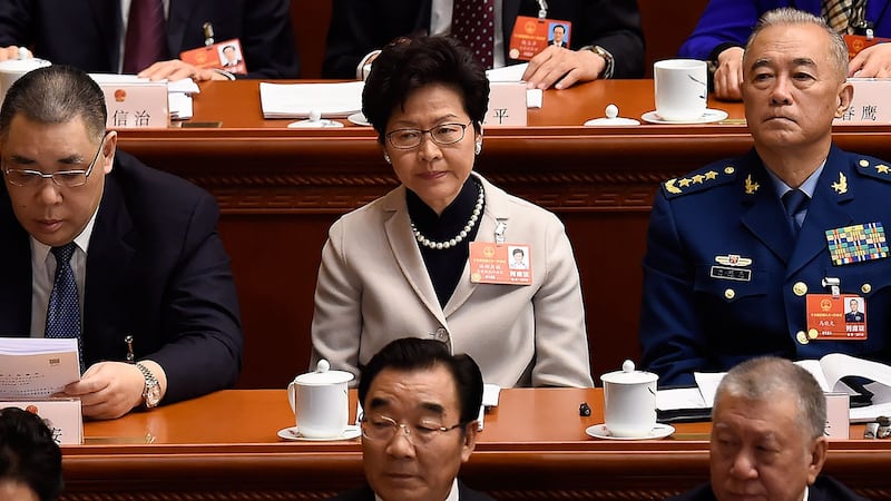 2018年3月5日,香港行政长官林郑月娥(中)在北京人民大会堂出席人大会开幕式。(AFP)