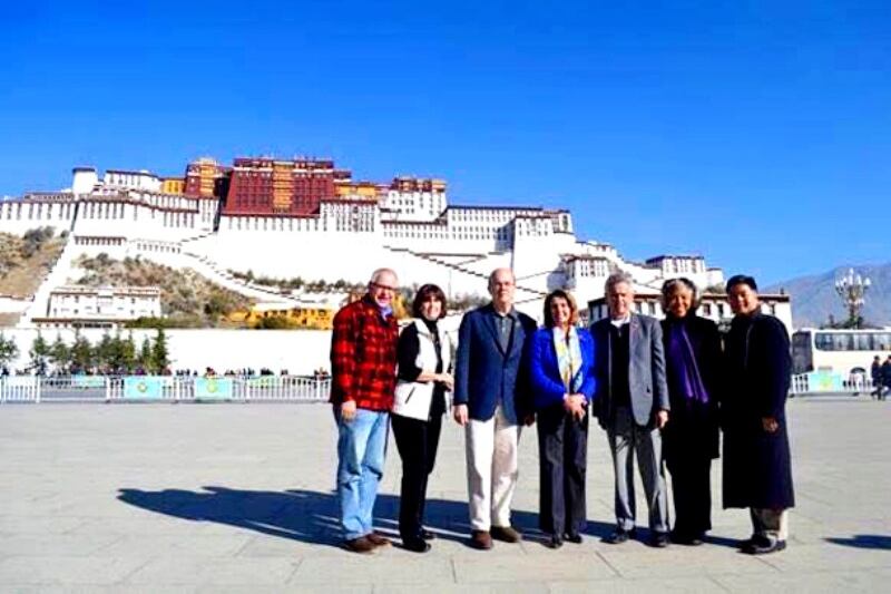 ཨ་མི་རི་ཀའི་གྲོས་ཚོཊ་ཀྱི་ཚོཊ་གཙོ་ཟུར་པ་ལྕམ་(Nancy Pelosi)ཡིས་དབུ་ཁྲིད་པའི་གྲོས་ཚོཊ་ཀྱི་འཐུས་མིའི་ཚོཊ་པ་བོད་ནང་ལ་ཕེབས་སྐབས། ༢༠༡༥།༡༡།༡༠