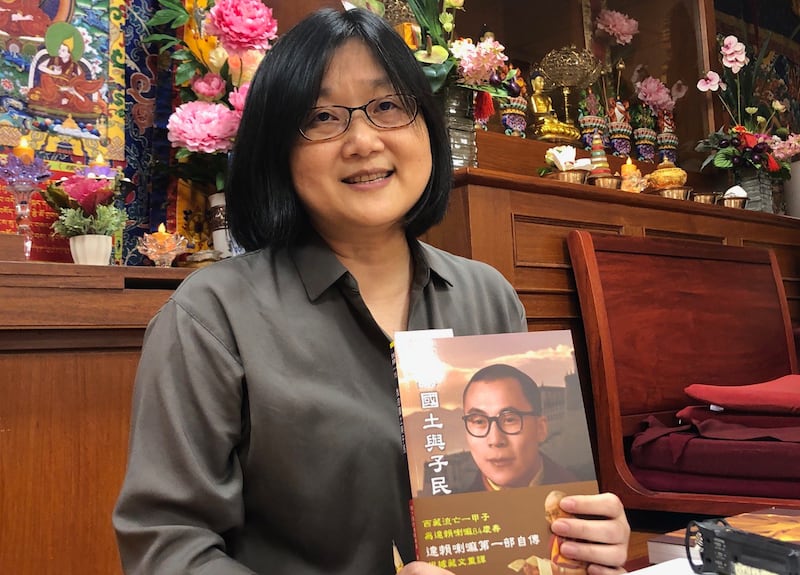 雪域出版社主编卢惠娟介绍《我的国土与子民》达赖喇嘛第一部自传重译中文版。(记者夏小华摄)