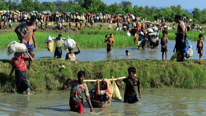 နတ်မြစ်ကို ဖြတ်ကျော်ပြီး ဘင်္ဂလားဒေ့ရှ်နိုင်ငံသို့ ထွက်ပြေးနေကြသည့် ရိုဟင်ဂျာဒုက္ခသည်များအား ၂၀၁၇ ခုနှစ်၊ အောက်တိုဘာလ ၁၆ ရက်နေ့တွင် တွေ့ရစဉ်။ (Photo: MUNIR UZ ZAMAN / AFP)