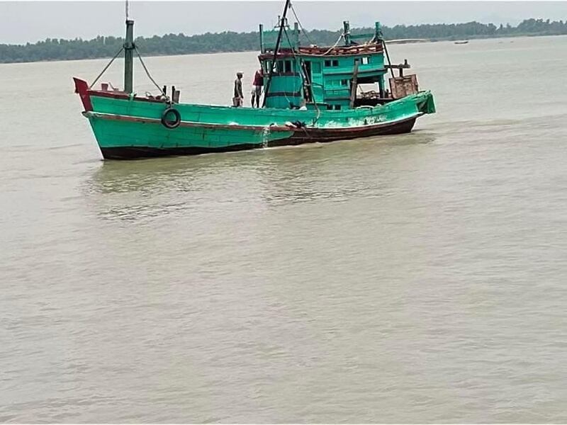 မွန်ပြည်နယ် ချောင်းဆုံမြို့ အနောက်မြောက်ဘက် မုတ္တမပင်လယ်ကွေ့အနီးတွင် စစ်ကောင်စီရေတပ်မှ ဖမ်းဆီးခဲ့သည့် ရိုဟင်ဂျာများ၏ စက်လှေအား ၂၀၂၃ ခုနှစ် ဧပြီလ ၂ ရက်နေ့က တွေ့ရစဉ်။ (Photo: Citizen Journalist)
