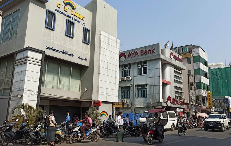 စစ်တွေမြို့မှာ ပုဂ္ဂလိကဘဏ်တွေကို ၂၀၂၁ ခုနှစ် မတ်လ ၈ ရက်နေ့က တွေ့ရစဥ် (Photo: RFA)