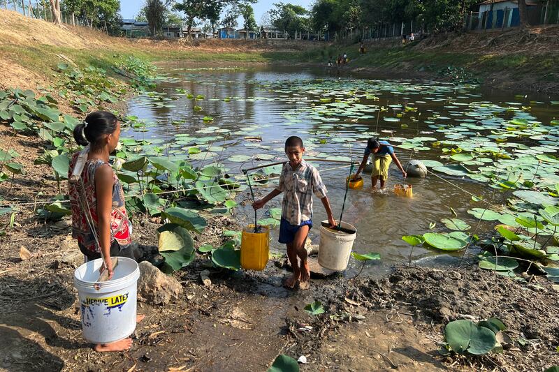 ရန်ကုန်မြစ်တစ်ဘက်ကမ်း ဒလမြို့နယ်တွင် နေထိုင်သည့် ပြည်သူများ သောက်သုံးရေခပ်ယူနေကြသည်အား ၂၀၂၃ ခုနှစ် မေလ ၂ ရက်နေ့က တွေ့ရစဉ်။ (Photo: RFA)