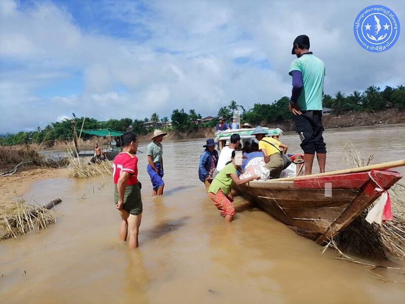 တနင်္သာရီတိုင်းအတွင်း ဆန်ပေးဝေမှုအား ၂၀၂၄ ခုနှစ်၊ ဩဂုတ်လ ၈ ရက်နေ့က တွေ့ရစဉ်။ (ဓာတ်ပုံ - နွေဦးမေတ္တာ-စစ်ဘေးရှောင်ကူညီပံ့ပိုးရေးအဖွဲ့)
