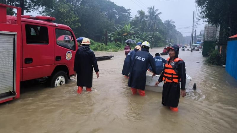 ပဲခူးမြို့ပေါ်တွင် မိုးသည်းထန်စွာရွာသွန်းမှုကြောင့် ရေကြီးနေမှုအား ၂၀၂၃ ခုနှစ် အောက်တိုဘာလ ၈ ရက်နေ့က တွေ့ရစဉ်။ (Photo: Myanmar Fire Services Department)