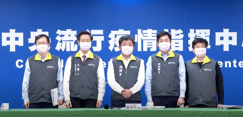 有家长反映小朋友收到“粉红色口罩”怕被同学嘲笑不肯戴。台湾疫情指挥官陈时中13日在记者会前率官员一起戴粉红色口罩,并透露他小时候最喜欢看“粉红豹”(顽皮豹)。(卫福部直播截图)