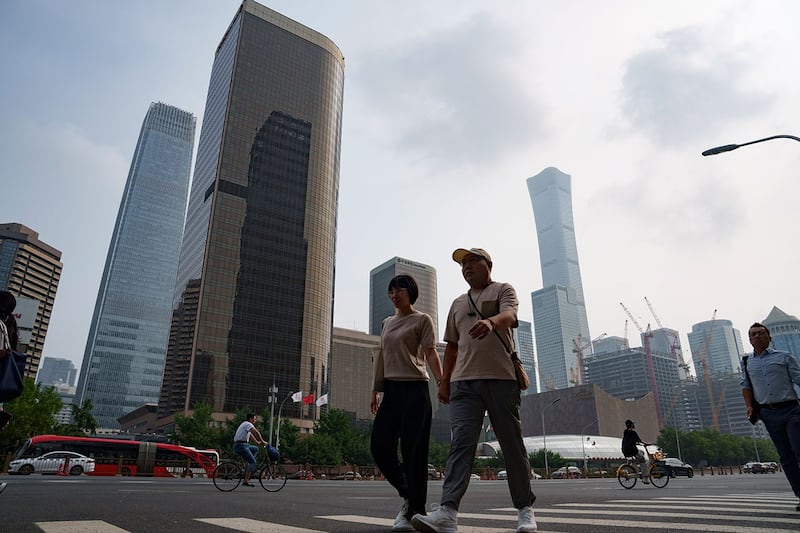 2024年7月15日,行人走过北京中央商务区的办公楼。(美联社)