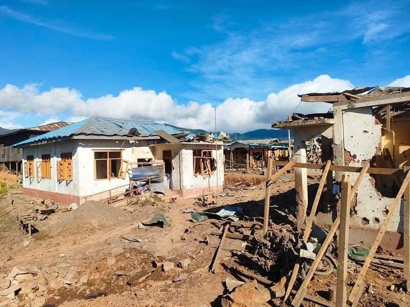 ချင်းပြည်နယ် ဖလမ်းမြို့နယ် လုမ်သဲကျေးရွာမှ ပြည်သူ့ဆေးရုံအား လေကြောင်းဗုံးကြဲတိုက်ခိုက်မှုကြောင့် ပျက်စီးနေသည်ကို ၂၀၂၄ ခုနှစ် နိုဝင်ဘာလ ၂၆ ရက်နေ့က တွေ့ရစဉ်။ (National Unity Governmen)